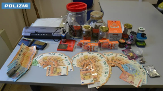 Senigallia - In casa aveva droga e denaro in contanti, arrestato dalla polizia